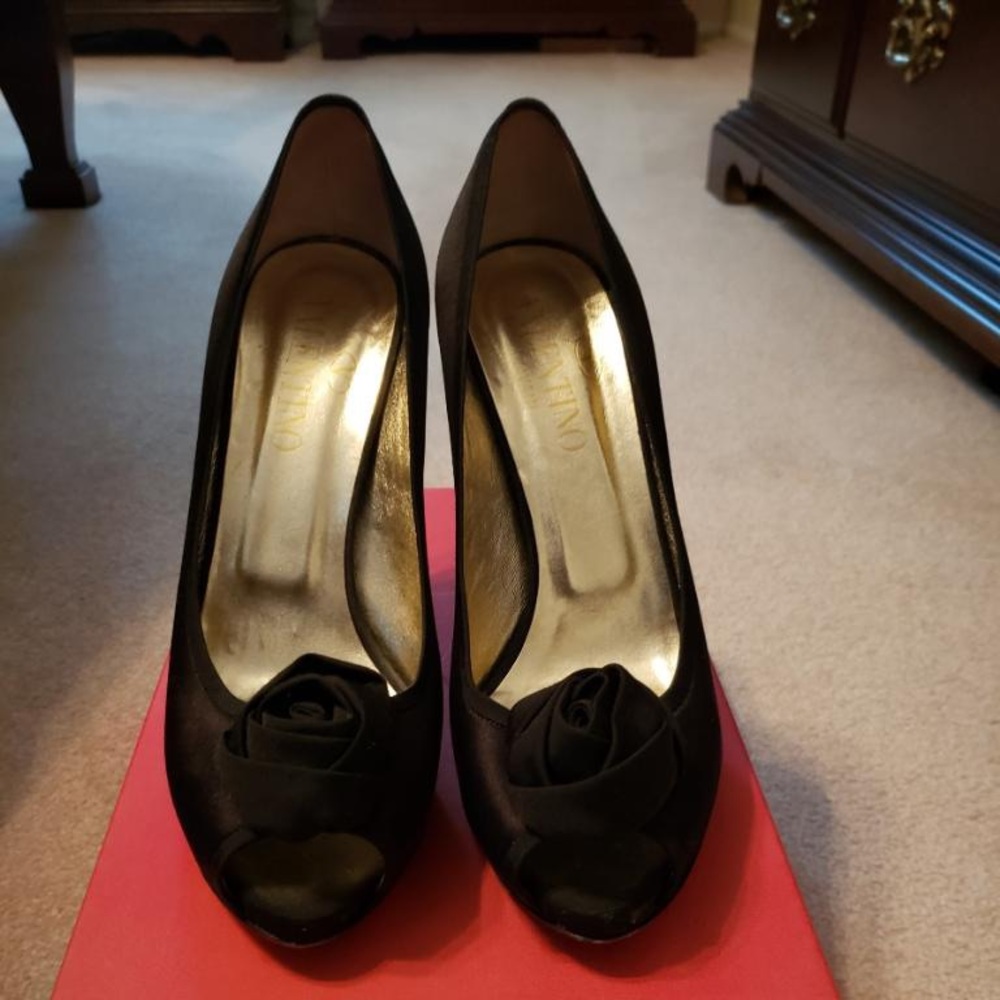 Valentino peep toe pumps size 40 1/2